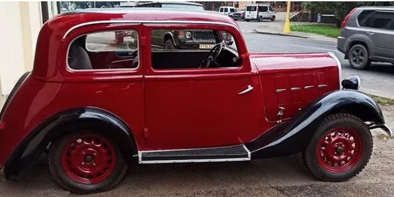 35 лет машина ржавела на улице: в Украине реставрировали уникальное авто 30-х годов, фото