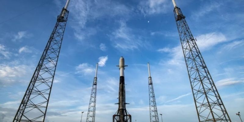 SpaceX запустила в космос два телекоммуникационных спутника