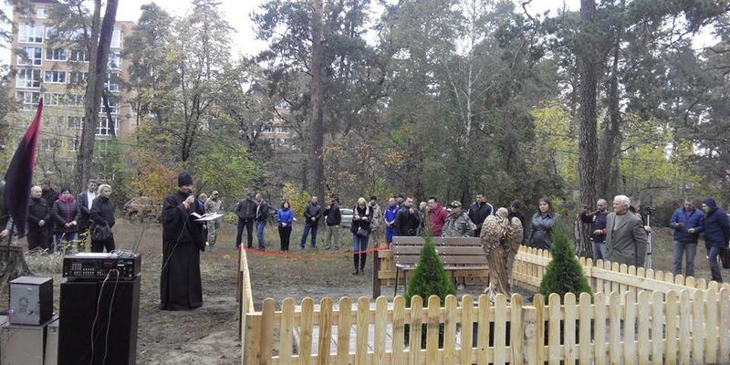 На Київщині вандали викинули меморіал Небесній Сотні у болото