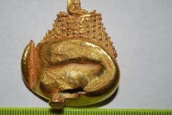 На Закарпатье археологи показали самую большую золотую находку - нашейный дакийский торквес