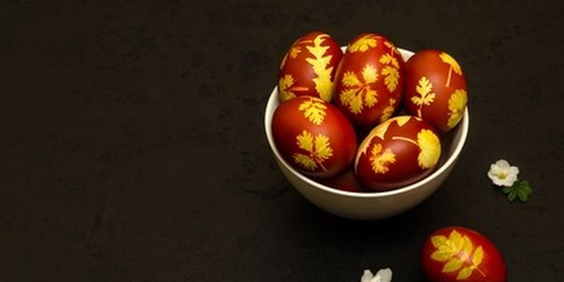 Крашенки в луковой шелухе, которые делали наши бабушки: оригинальный способ с листочками/Доступный метод покраски яиц на Пасху-2024