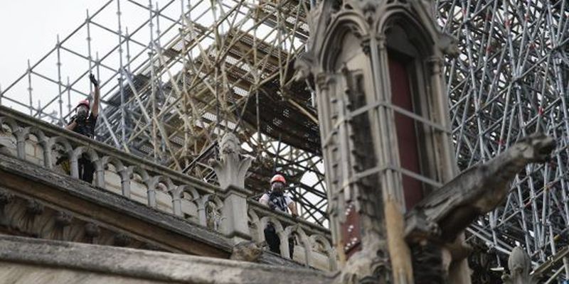 Відновлення Нотр-Даму: французькі будівельники реставрують собор технікою, якій аж 800 років