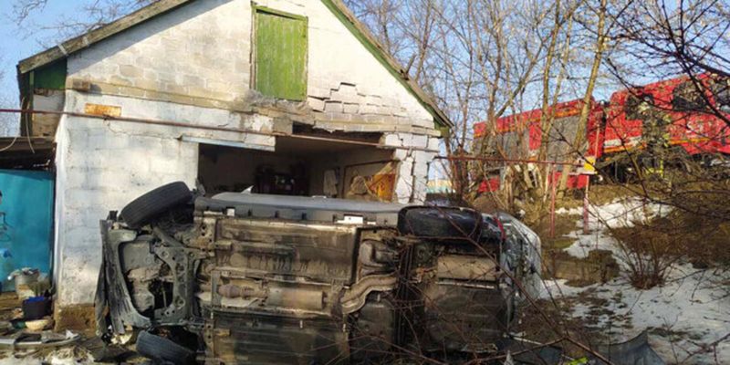 В Днепропетровской области авто на скорости врезалось в дом: пострадали дети