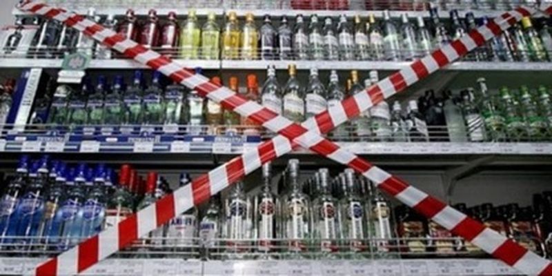 Крупнейшие супермаркеты начали убирать алкоголь с прилавков