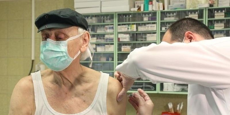 В Черновицкой области начали вакцинировать людей старше 80 лет