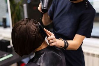 Женщина осталась с поврежденной почкой после посещения парикмахерской: что произошло