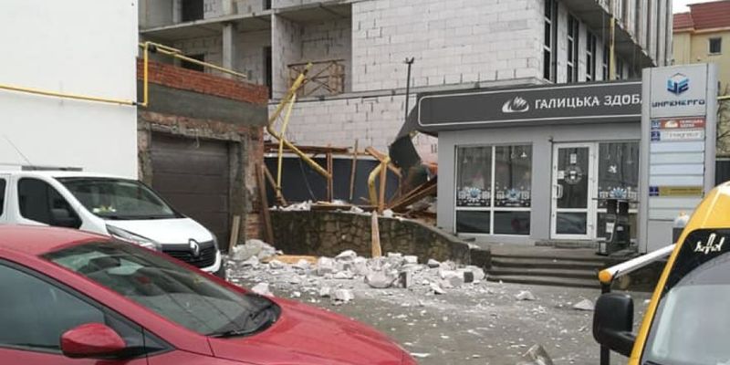Во Львове в новом офисном здании обвалилась стена: что известно