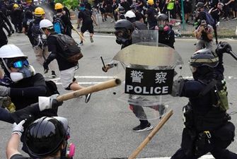 Против демонстрантов применяли газ: в Гонконге полиция задержала три десятка протестующих после ночных столкновений