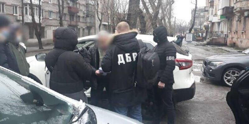 $5 тыс. за закрытие дела: на Днепропетровщине задержали адвоката и полицейскую