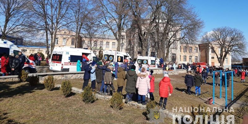 Сльозогінний газ у школі на Київщині, від якого постраждали 16 дітей, розпилив учень