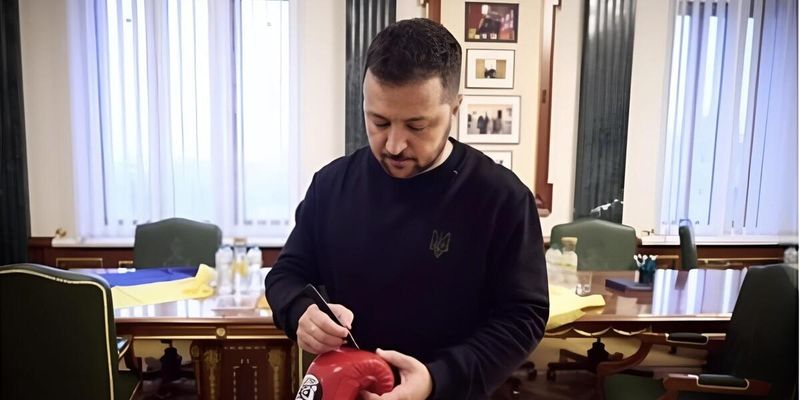 Боксерські рукавички з підписом Зеленського продали на аукціоні за 5 мільйонів гривень