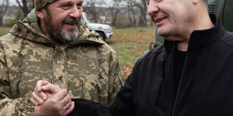 Петро Порошенко під час поїздки на східний фронт передав допомогу 12 підрозділам ЗСУ