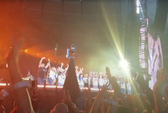 «Я плачу»: юные украинцы на сцене с Coldplay растрогали многочисленную публику