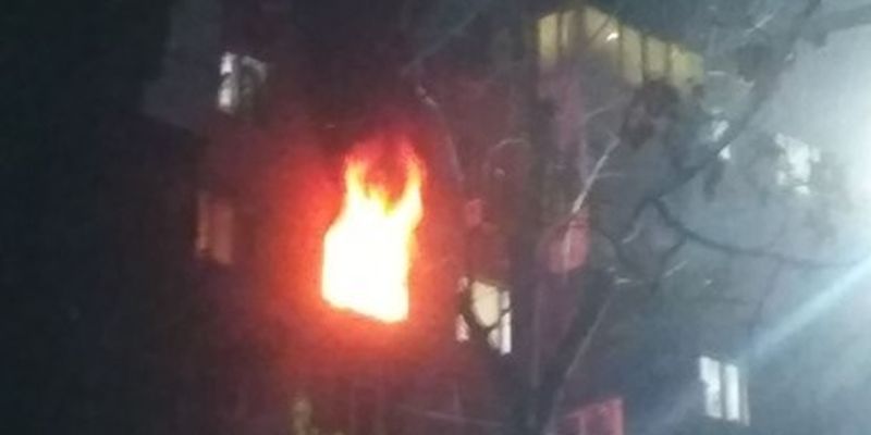 В Киеве вспыхнул мощный пожар в многоэтажном доме: фото и видео