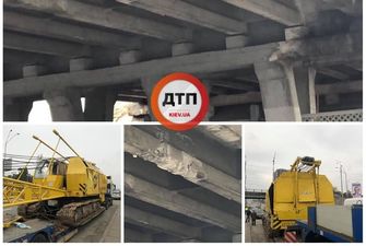 В Киеве водитель повредил известный мост: фото последствий ДТП