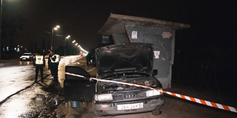 В Киеве Audi после ДТП влетела в остановку: пострадали женщины