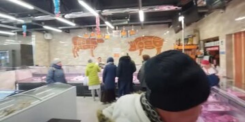 Продавщица в мясном магазине украла деньги, чтобы купить колбасу: суд вынес приговор