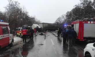 Возросло число жертв жуткого ДТП под Черниговом, движение транспорта ограничено