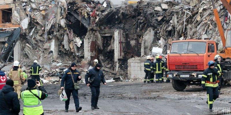 Число жертв удара по многоэтажке в Днепре растет: из-под завалов достали тело ребенка