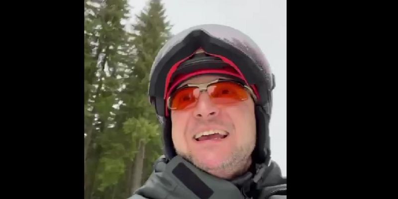 Зеленский записал видео в Карпатах: поздравил на сноуборде с Рождеством