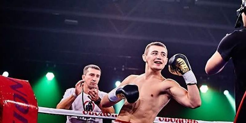 Средневес Великовский опубликовал яркое видео подготовки к бою на вечере бокса Усика