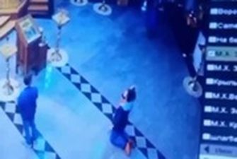 В Петербурге мужчина выстрелил себе в голову в храме: видео момента