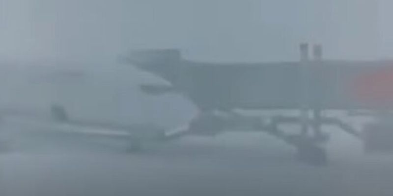 "Под тяжестью снега рухнул ангар": в одесском аэропорту отменили рейсы