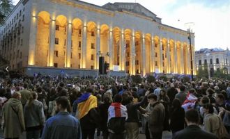 В Грузии парламент проголосовал за закон об иноагентах, против которого протестует улица