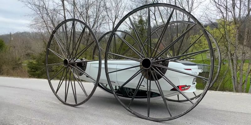 Ради науки: на Tesla Model 3 установили огромные колеса от дилижанса
