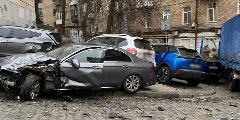 В полиции рассказали подробности массовой аварии в центре Киева. Фото