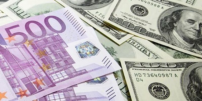 Впервые за 20 лет: курс евро упал до минимума, сравнявшись с долларом