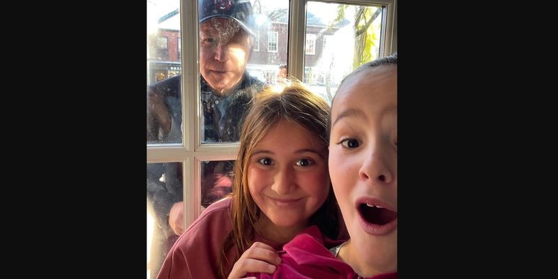 Как в "Один дома": Байден заглянул в окно к маленьким девочкам в Массачусетсе