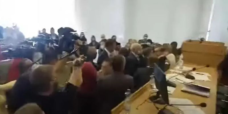 В Ровно чиновники устроили драку на сессии облсовета - видео