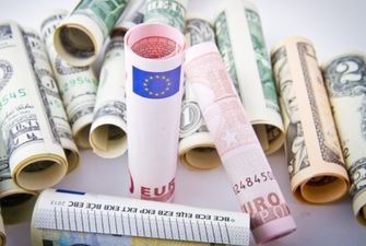 В Украине официально подорожали доллар и евро