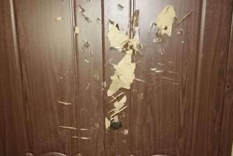 У Києві агресивний чоловік порубав сокирою двері сусідів