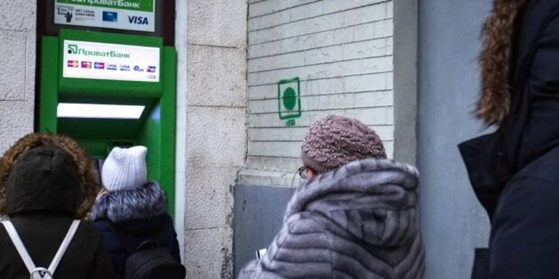 "ПриватБанк" забирає гроші з карток: чому українців залишають без коштів і нічого не говорять