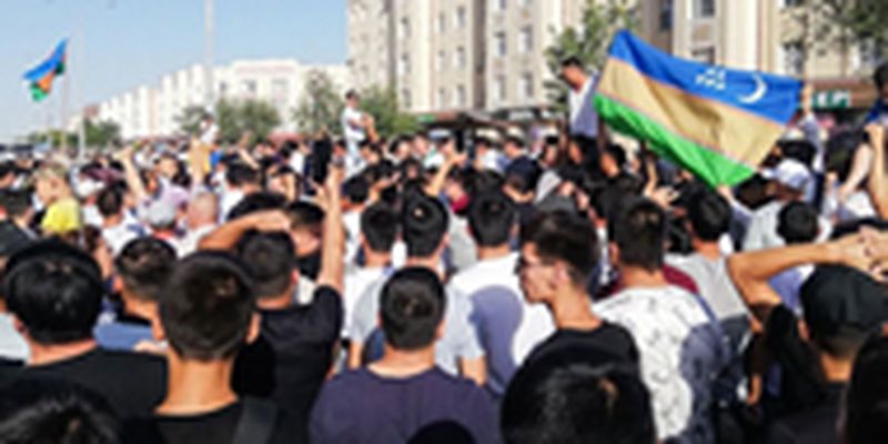 В Узбекистане тысячи людей протестуют против правок в Конституции