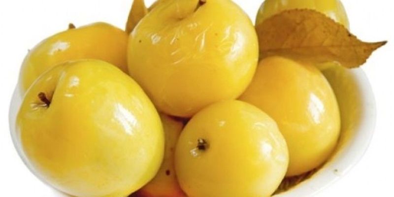 Яблоки с поврежденной кожурой в консервации могут стать причиной отравления – эксперт