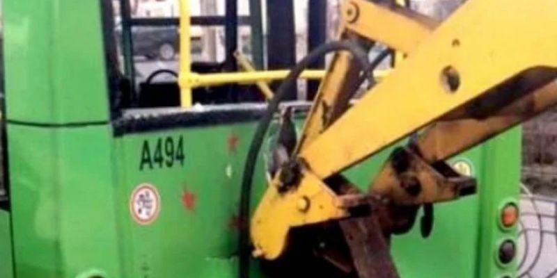 В Киеве трактор ковшом разбил стекло в маршрутке с пассажирами