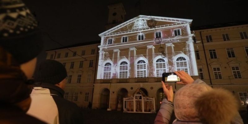 К столетию скульптора Дзындры на фасаде львовской ратуши показали 3D-мапинг
