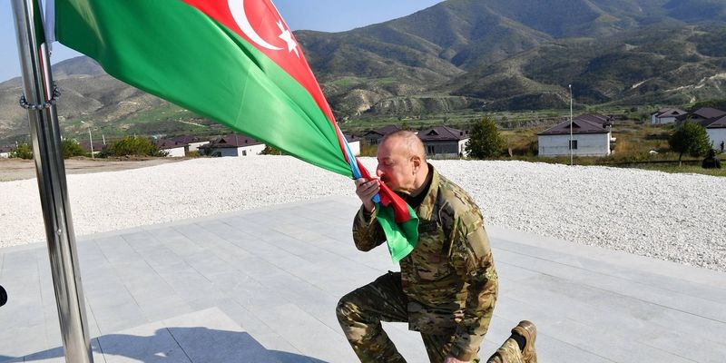 Алиев поднял флаг Азербайджана в столице Нагорного Карабаха: фото и все детали