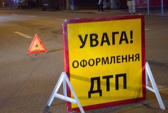 Водитель заснул за рулем: на трассе Киев-Чоп перевернулась фура с конфетами Roshen