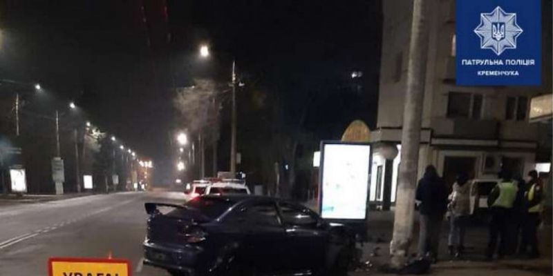 На Полтавщине Mitsubishi влетел в столб: водитель сбежал с места ЧП, оставив травмированную пассажирку в салоне