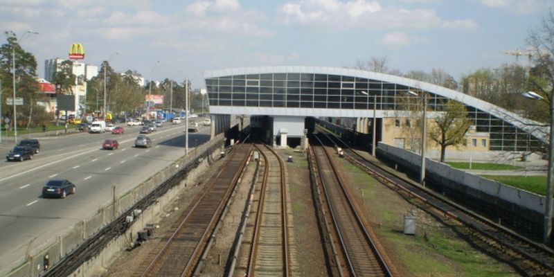 На станциях «Академгородок» и «Дарница» временно закрывают по одному вестибюлю