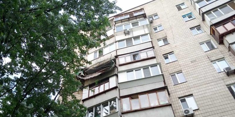 В Киеве с балкона рухнула тонна земли