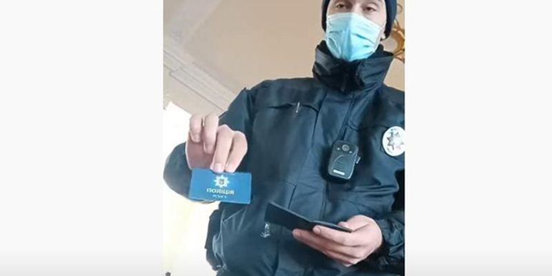 В Чернигове полицейский требовал надеть маску евшего пассажира
