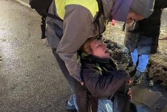 "Зачем вы его задержали?": в Петербурге омоновец с ноги сбил женщину, видео