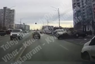 В Киеве "гонщик" попытался исполнить трюк на дороге и поплатился: появилось видео
