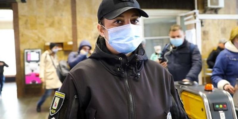 Раптово зупинилося серце: у київському метро поліцейська врятувала життя пасажиру