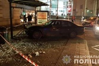 Во Львове водитель без прав въехал в остановку, есть пострадавшие